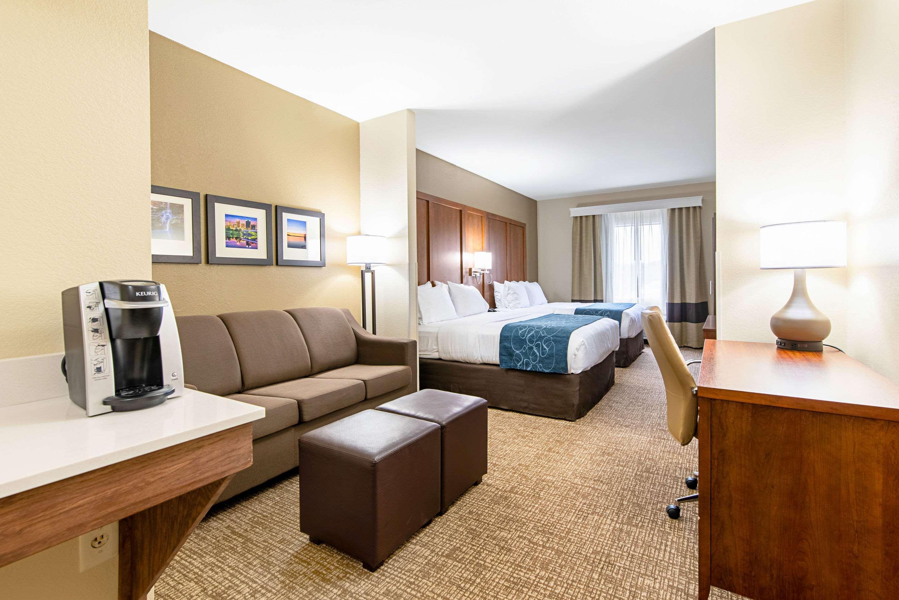 Comfort Inn & Suites Пайн Блафф Экстерьер фото